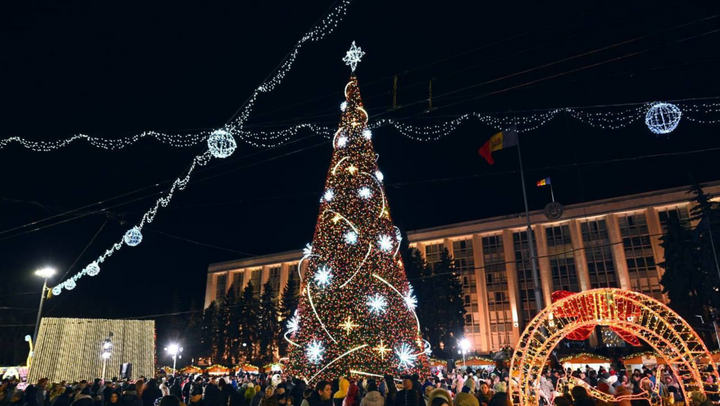 FOTO/ Principalul brad din țară este gata de sărbători. Inaugurarea pomului de Crăciun de la Chișinău, în imagini