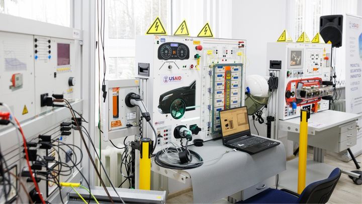 FOTO/ Laboratoarele Universității Tehnice a Moldovei au fost dotate cu echipamente unice în țara noastră