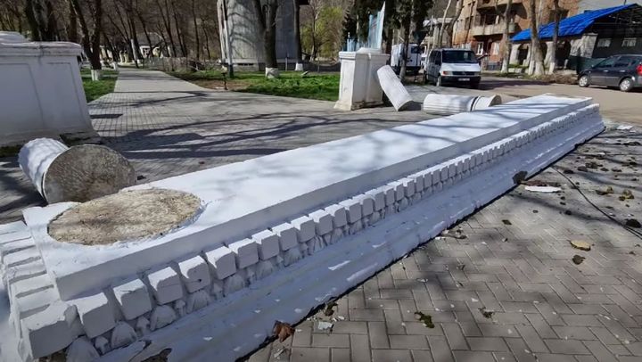 VIDEO/ Vântul puternic a doborât coloanele de la intrarea în Parcul „Mihai Eminescu” din Soroca