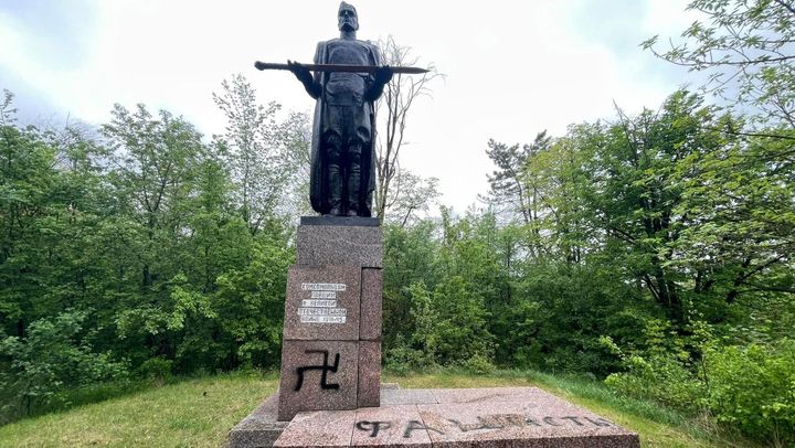 Act de huliganism în nordul țării. Pe monumentul comsomoliştilor din Rîșcani a fost desenată svastica nazistă