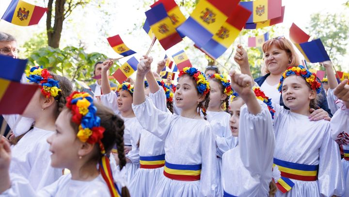 „O fereastră spre trecut și viitor”. În R. Moldova este marcată Ziua Drapelului de Stat /GALERIE FOTO
