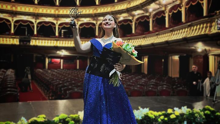 FOTO/ O soprană din R. Moldova a câștigat premiul mare pentru voce feminină la un concurs din România