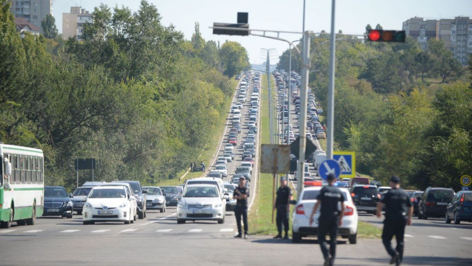 Șoferii care comit încălcări minore în trafic vor primi avertismente în loc de amenzi. Proiect votat de Parlament