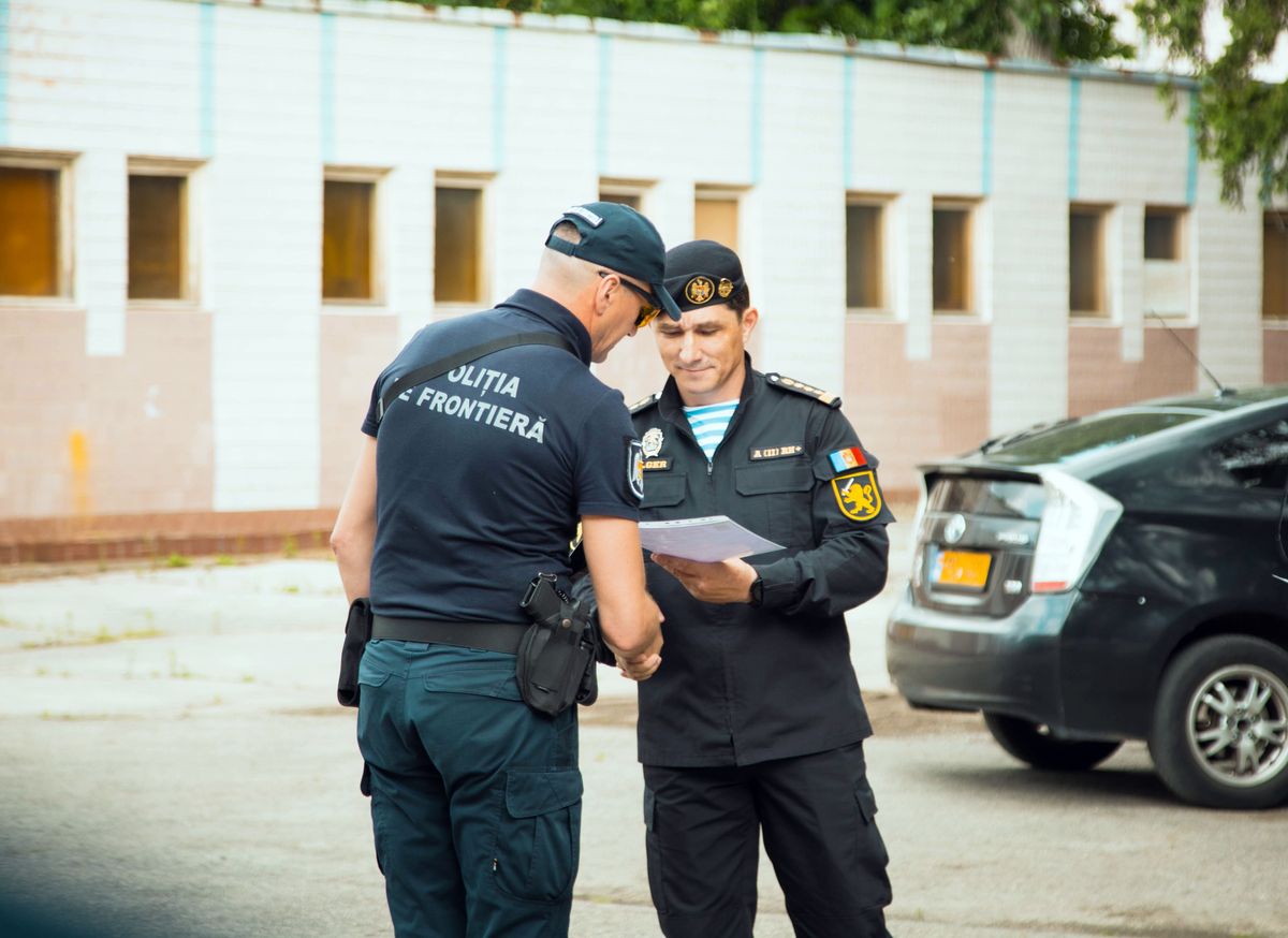 Polițiștii de frontieră de la Aeroportul Chișinău au participat la un curs de formare a tehnicienilor de intervenție în situațiile de risc sporit de securitate