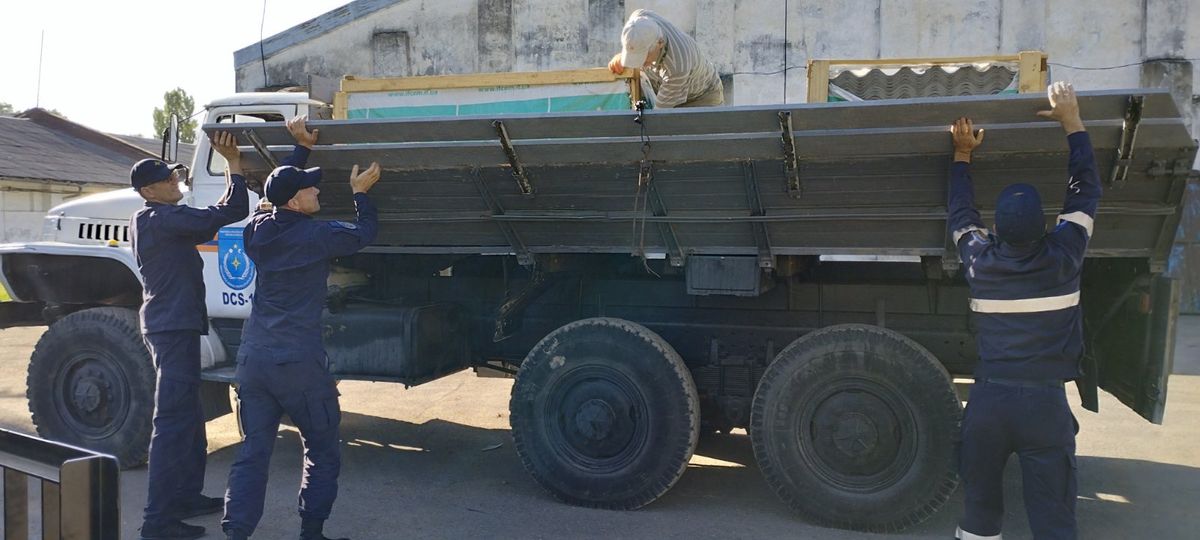 FOTO/ IGSU a început transportarea materialelor de construcție pentru localitățile afectate de precipitații și vânt