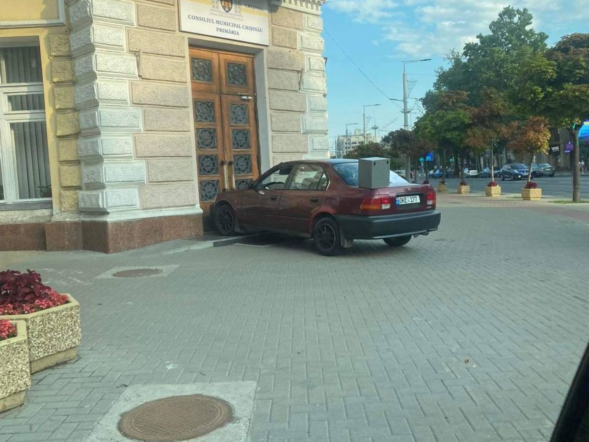 O mașină, surprinsă „parcată” în fața Primăriei Chișinău (FOTO)