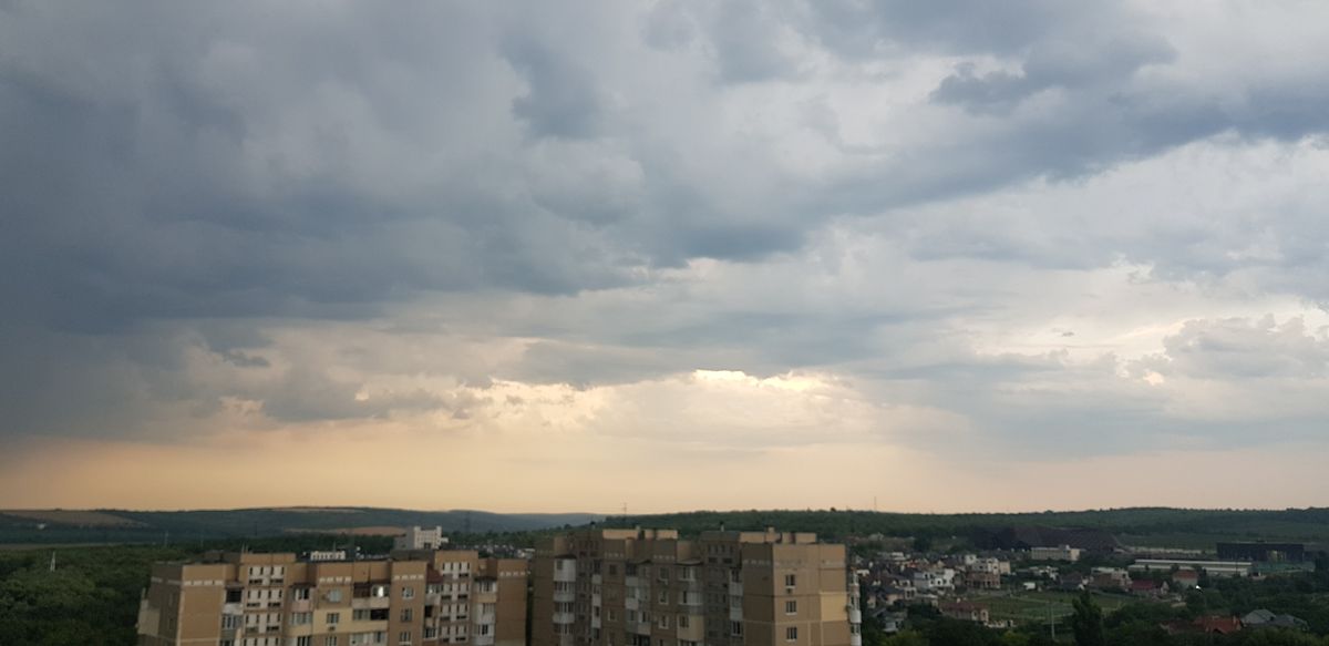 La noapte ne așteaptă ploi puternice, însoțite de descărcări electrice. Meteorologii au emis cod galben de instabilitate atmosferică