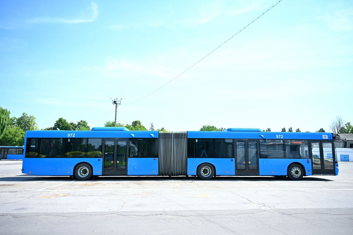 FOTO/ Pe străzile din capitală vor apărea șaisprezece autobuze moderne, de mare capacitate