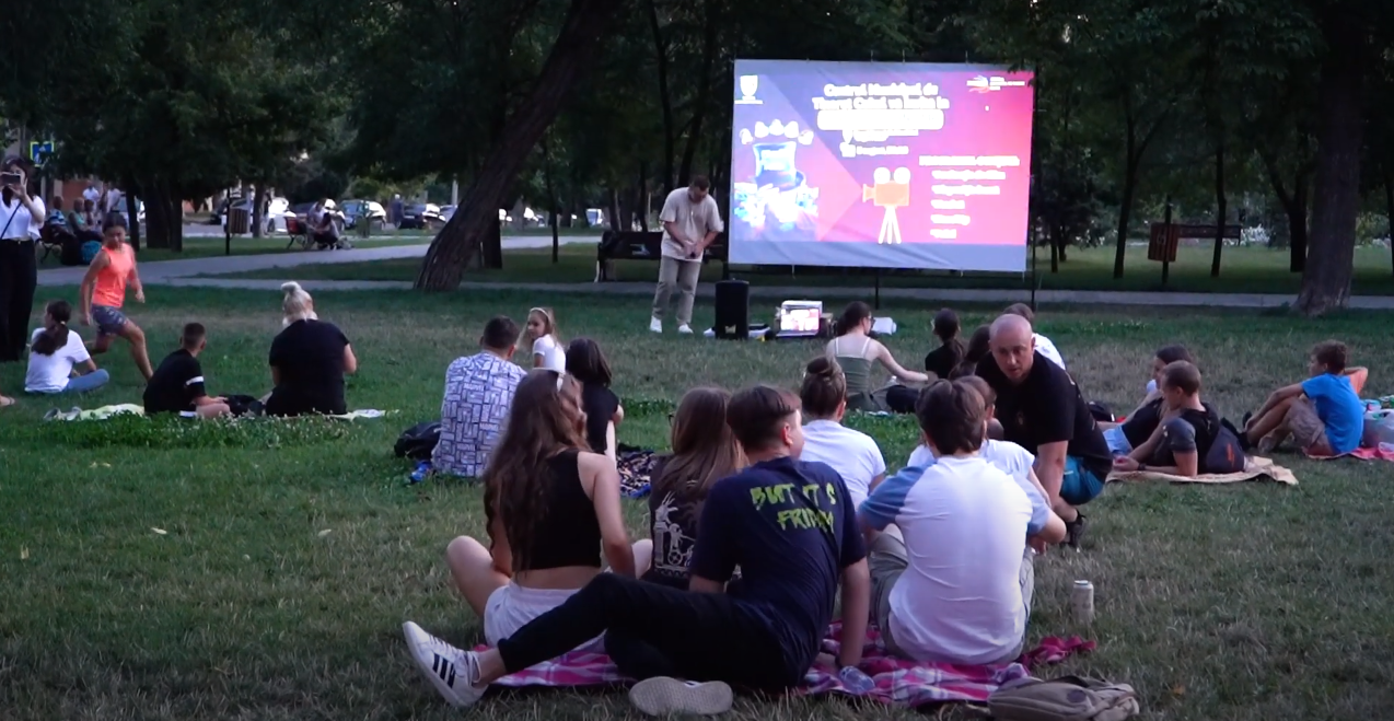 VIDEO/ Locuitorii din Cahul au  toată vara seri de cinema în aer liber. Proiect inițiat de un grup de tineri