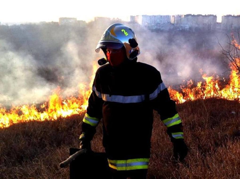 Cod galben de pericol de incendiu până la jumătatea lunii septembrie. Recomandări pentru cetățeni