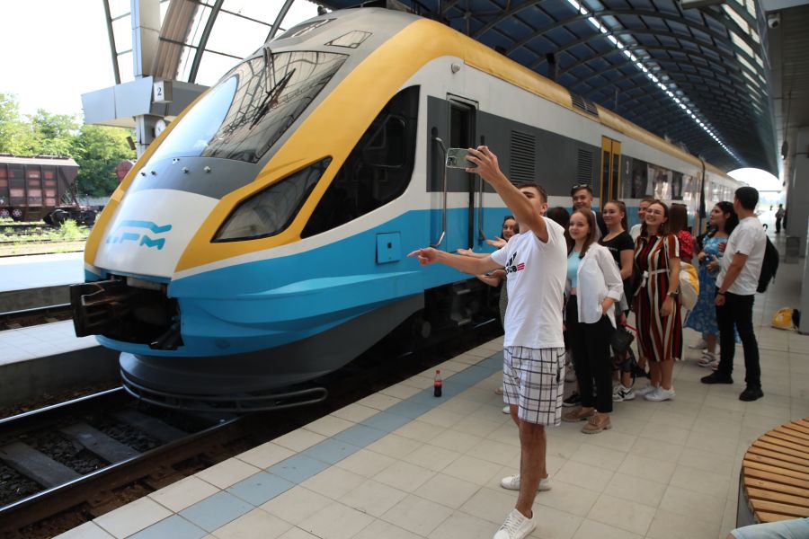 Mai mulți tineri au mers la Ungheni cu o cursă specială de tren. Ministrul Educației: „Astăzi celebrăm, în primul rând, energia”