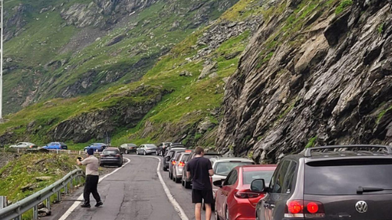 Se circulă bară la bară. Mii de șoferi, blocați pe Transfăgărășan. Coloana de mașini a ajuns la opt kilometri (VIDEO)