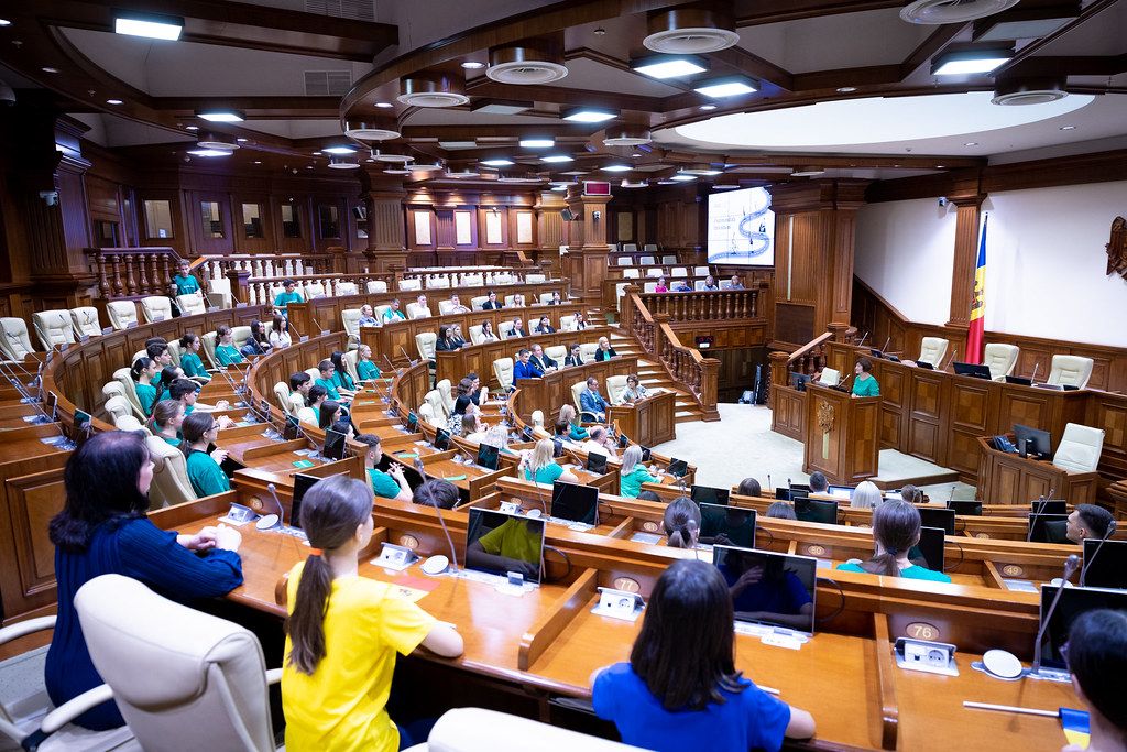 FOTO/VIDEO. Copii și tineri, alături de angajați de la Parlament și Guvern, au pledat pentru modul de viață sănătos