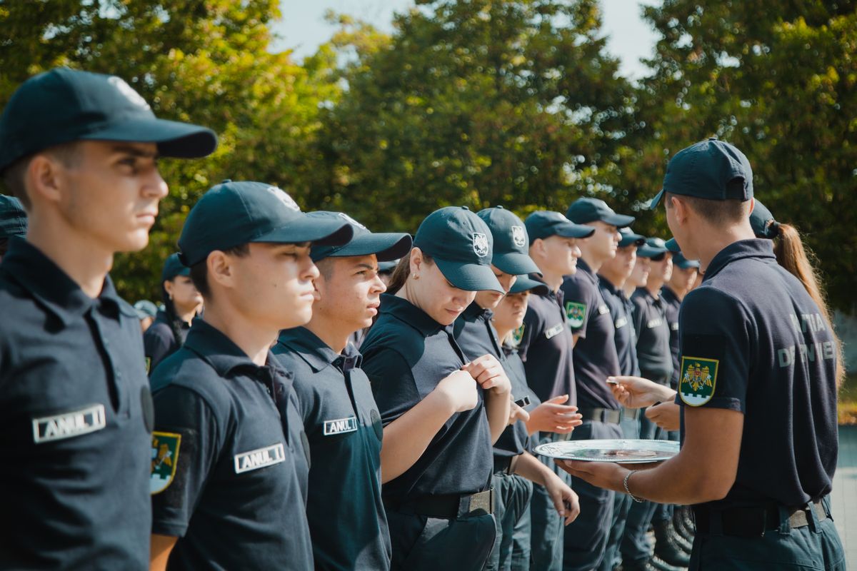 Tinerii înmatriculați la CESF au îmbrăcat astăzi primii epoleți - Fotoreportaj Poliția de Frontieră