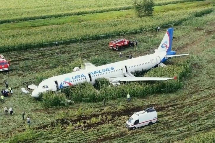 VIDEO/ Un avion rusesc în care erau aproape 160 de pasageri a aterizat de urgență pe un câmp