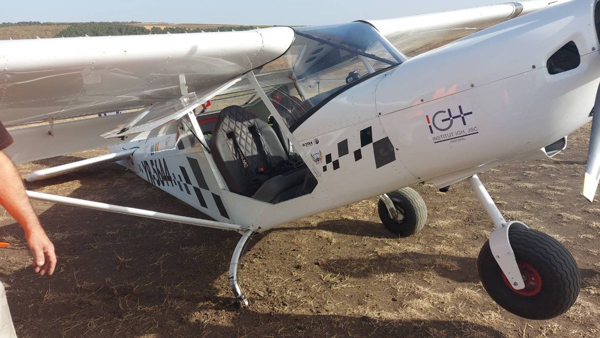 FOTO/ O aeronavă a aterizat forțat în apropiere de Chișinău.  IGSU: S-a defectat în timpul zborului