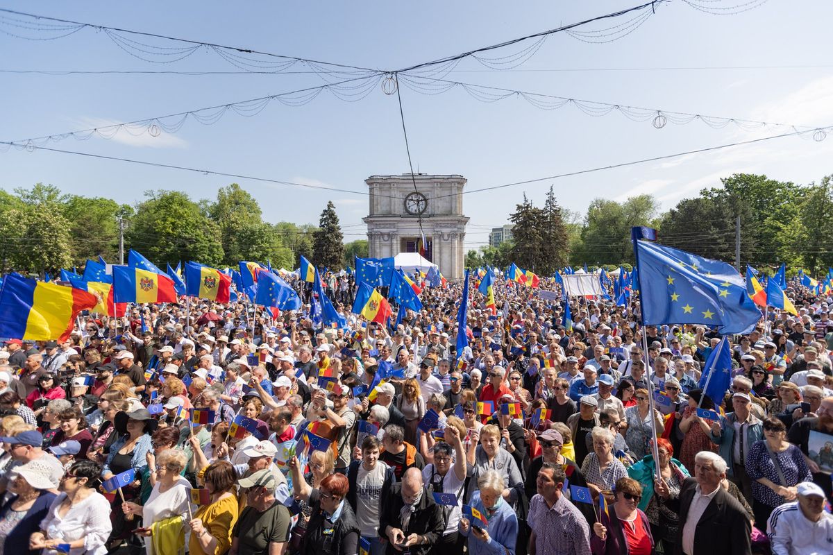 Ce părere au moldovenii despre aderarea R. Moldova la NATO și UE - sondaj