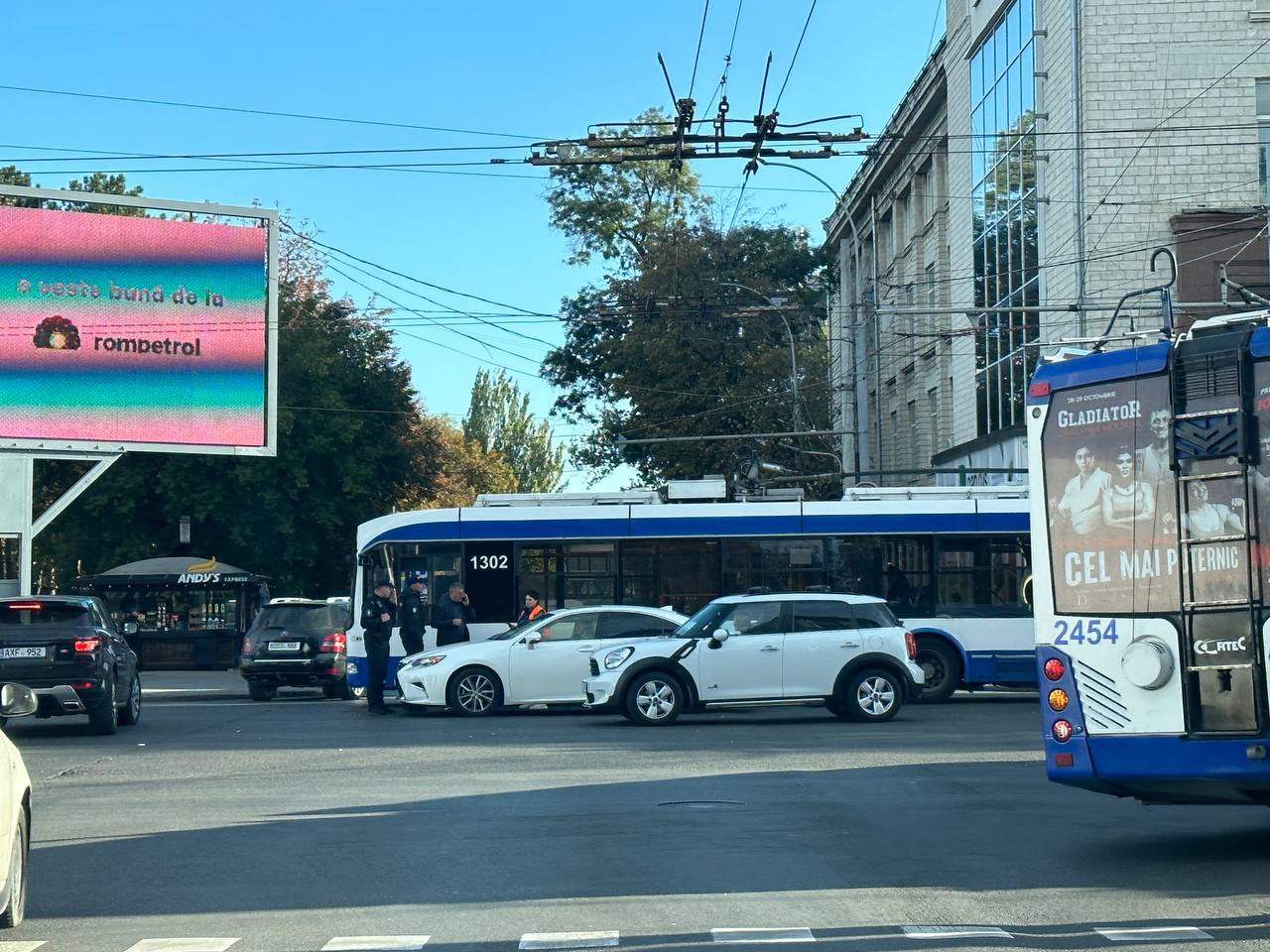 FOTO/ Centrul Capitalei, blocat. Este afectată circulația troleibuzelor din zonă