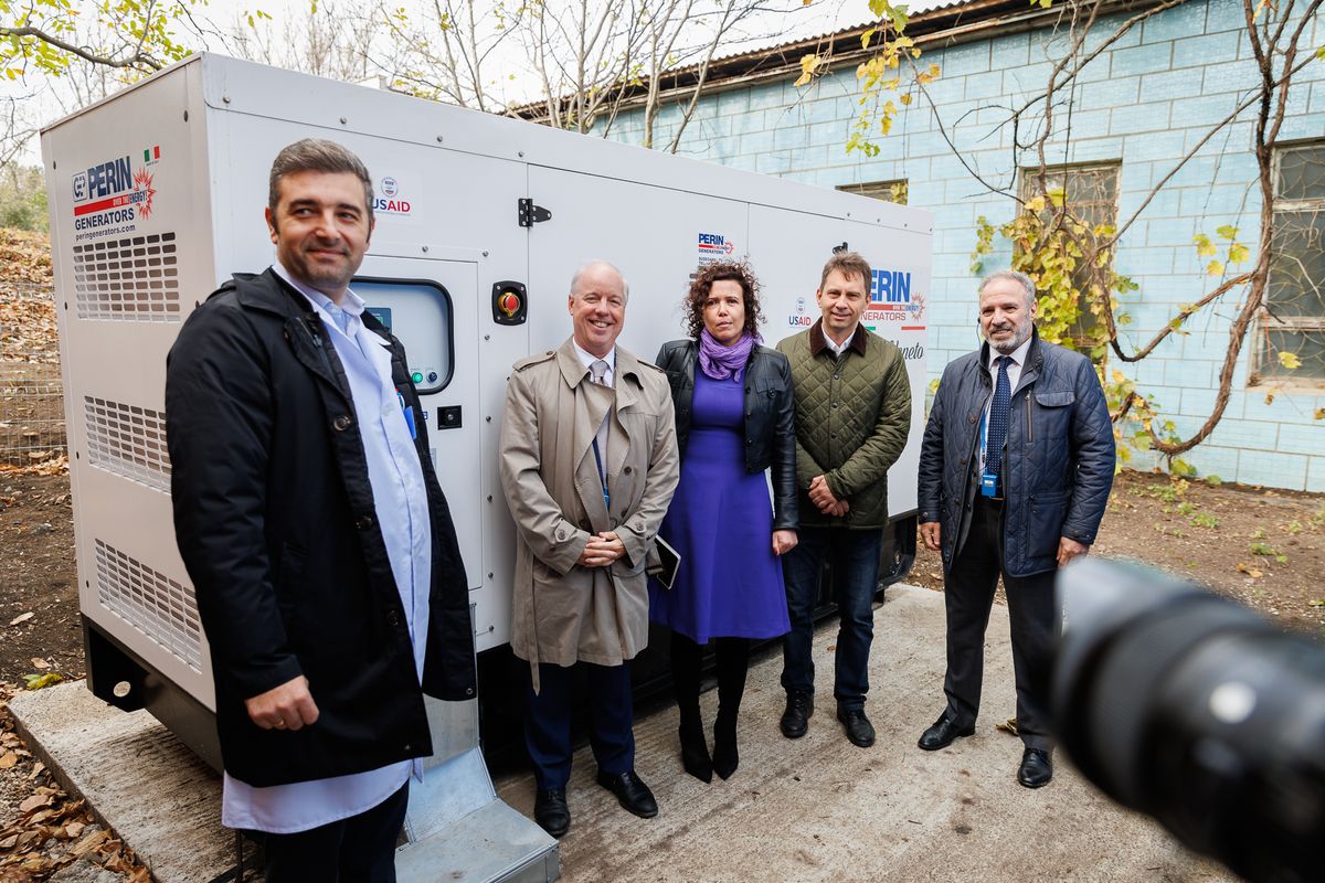 FOTO/ VIDEO „Ne ajută să ne simțim mai protejați". Trei instituții din Bălți au fost dotate cu generatoare moderne