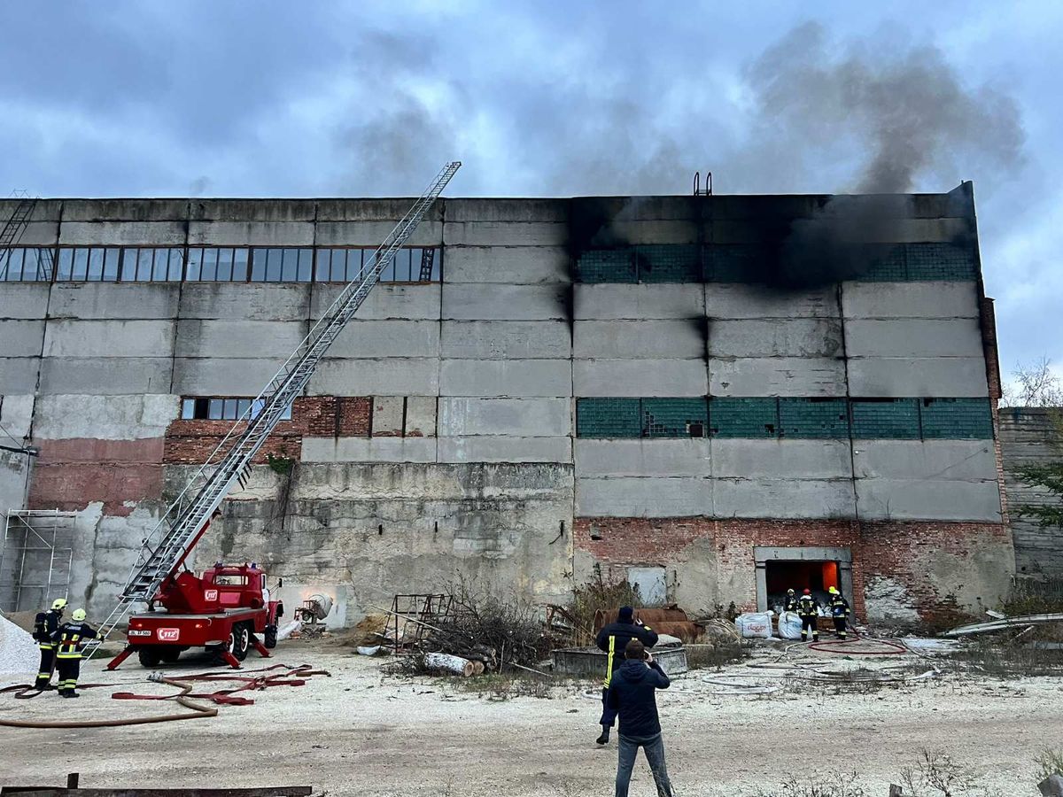 FOTO/ Incendiu la fosta fabrică de cărămidă din Bălți. Ce spun pompierii despre cauza izbucnirii flăcărilor