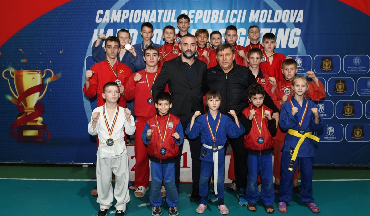 FOTO/ Zeci de sportivi din toată țara au obținut medalii la campionatul R. Moldova la luptă corp la corp