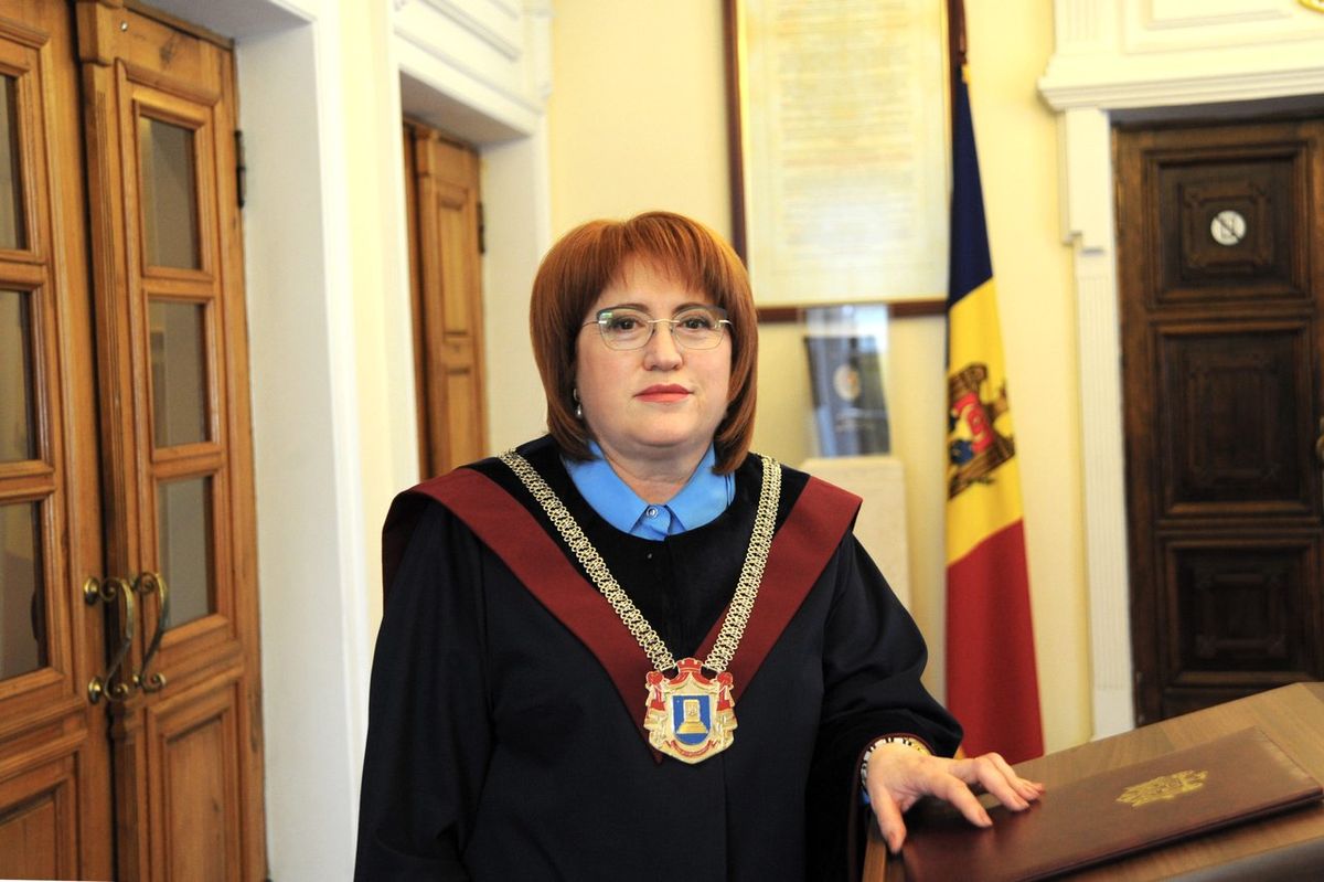 DOC/ Nou-vechi președinte la Curtea Constituțională. Cine este Domnica Manole: Funcții, despăgubiri, premii