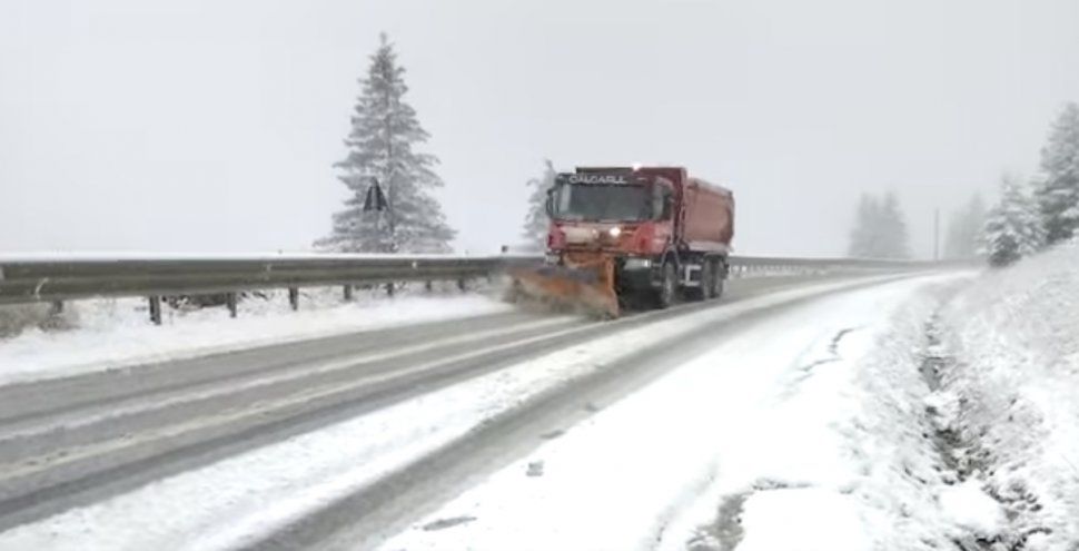 VIDEO/ Ninsori și viscol în România. Mai multe mașini au rămas blocate în zăpadă