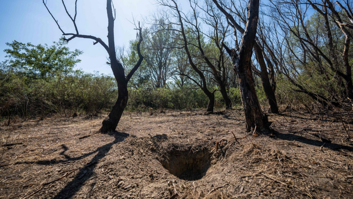 O dronă rusească a căzut în România și a format un crater de 1,5 metri. Armata supraveghează zona