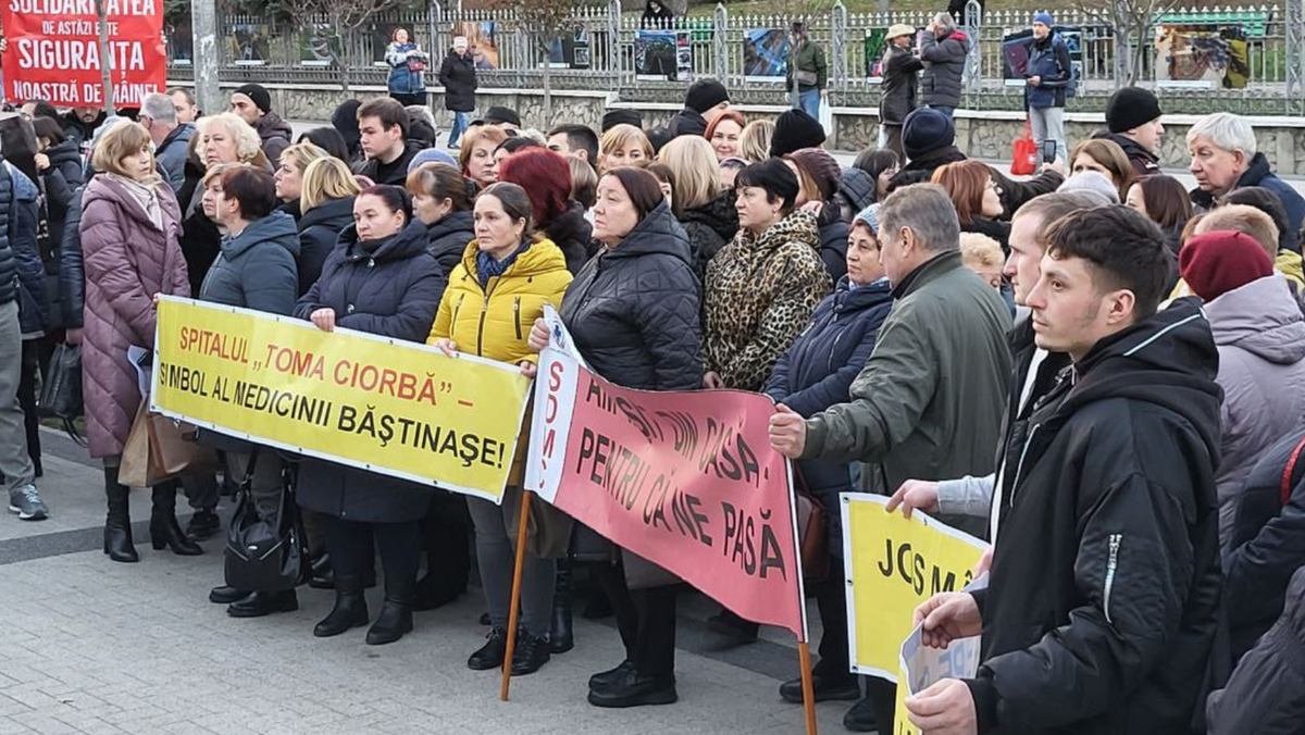 VIDEO/ Medicii, din nou la protest în fața Guvernului: „Sub paravanul integrării se adoptă aceleași practici nepotrivite”