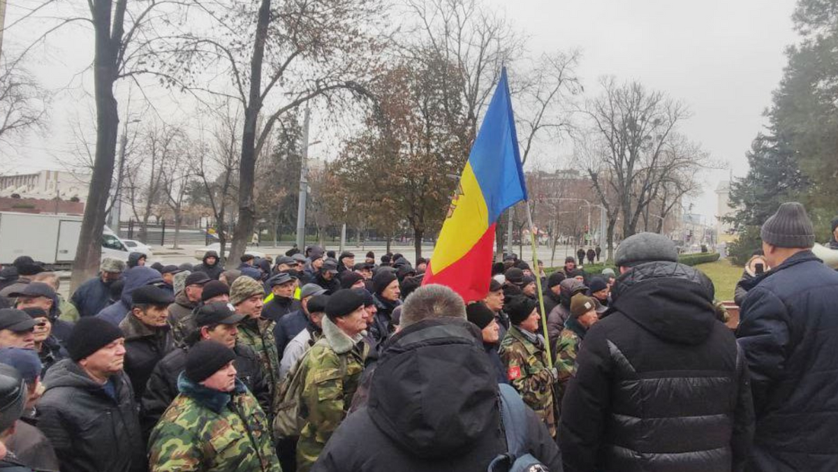 VIDEO/ Zeci de veterani de război au protestat în fața Parlamentului: „Cât se poate să stăm cu mâna întinsă”