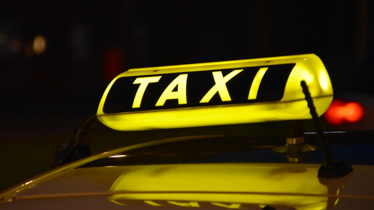 Un taximetrist, condamnat la 15 ani de închisoare pentru trafic de copii. Bărbatul era în cârdășie cu fiul său