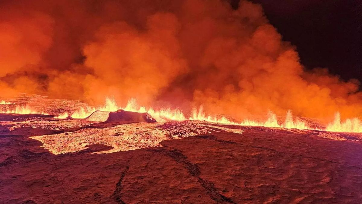 FOTO/ VIDEO A început să erupă un vulcan, situat la câteva zeci de kilometri de capitala Islandei