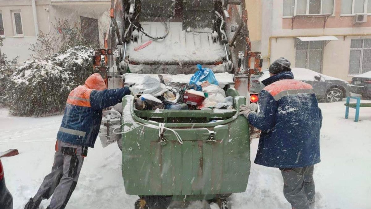Ninsoarea a dat peste cap programul de colectare a deșeurilor: Tomberoanele din capitală, pline