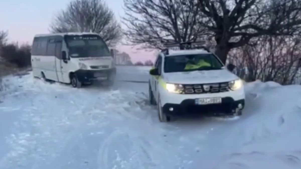 VIDEO/ Un autocar școlar, blocat la Ocnița, din cauza zăpezii. A fost necesară intervenția Poliției