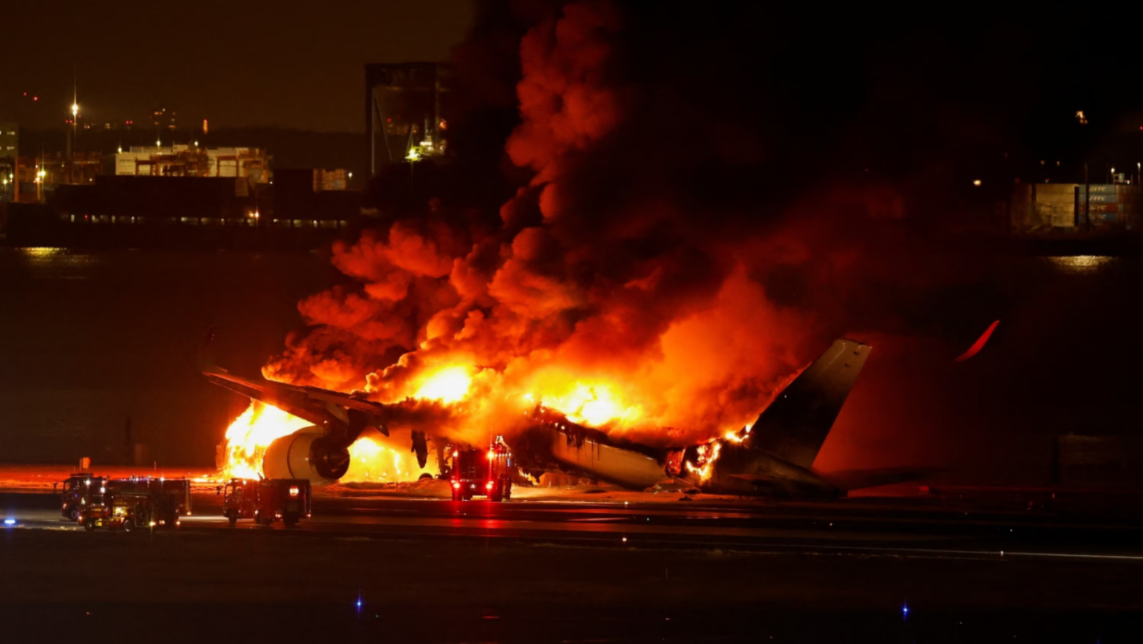 VIDEO/ Un avion a luat foc pe pista aeroportului din Tokyo: Cinci persoane au murit