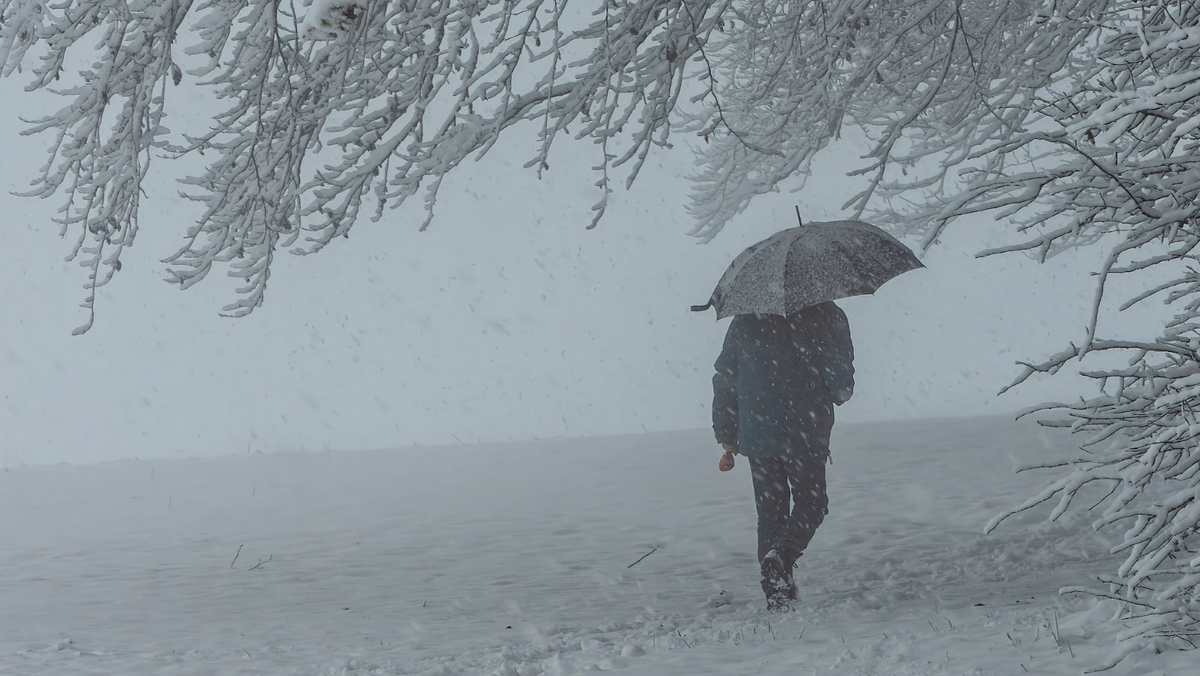 Cod portocaliu de schimbare bruscă a vremii. Meteorologii prognozează ninsori, ghețuș și viscol