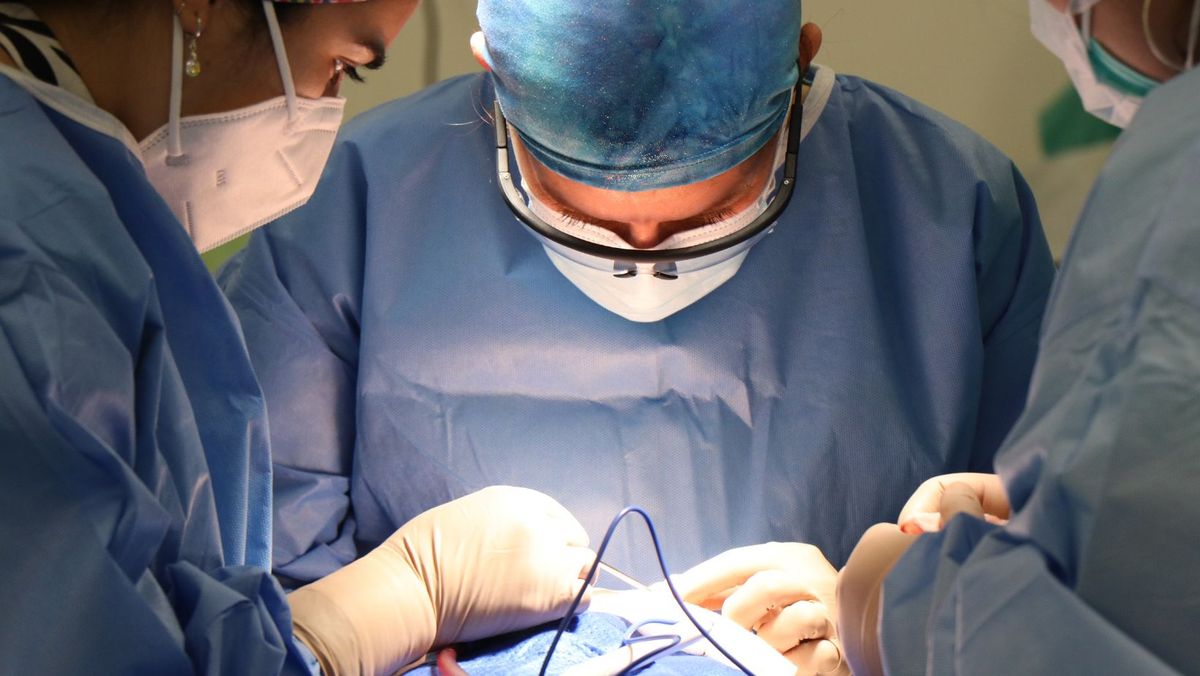 Crește numărul moldovenilor care beneficiază de operaţii de protezare a genunchiului și şoldului