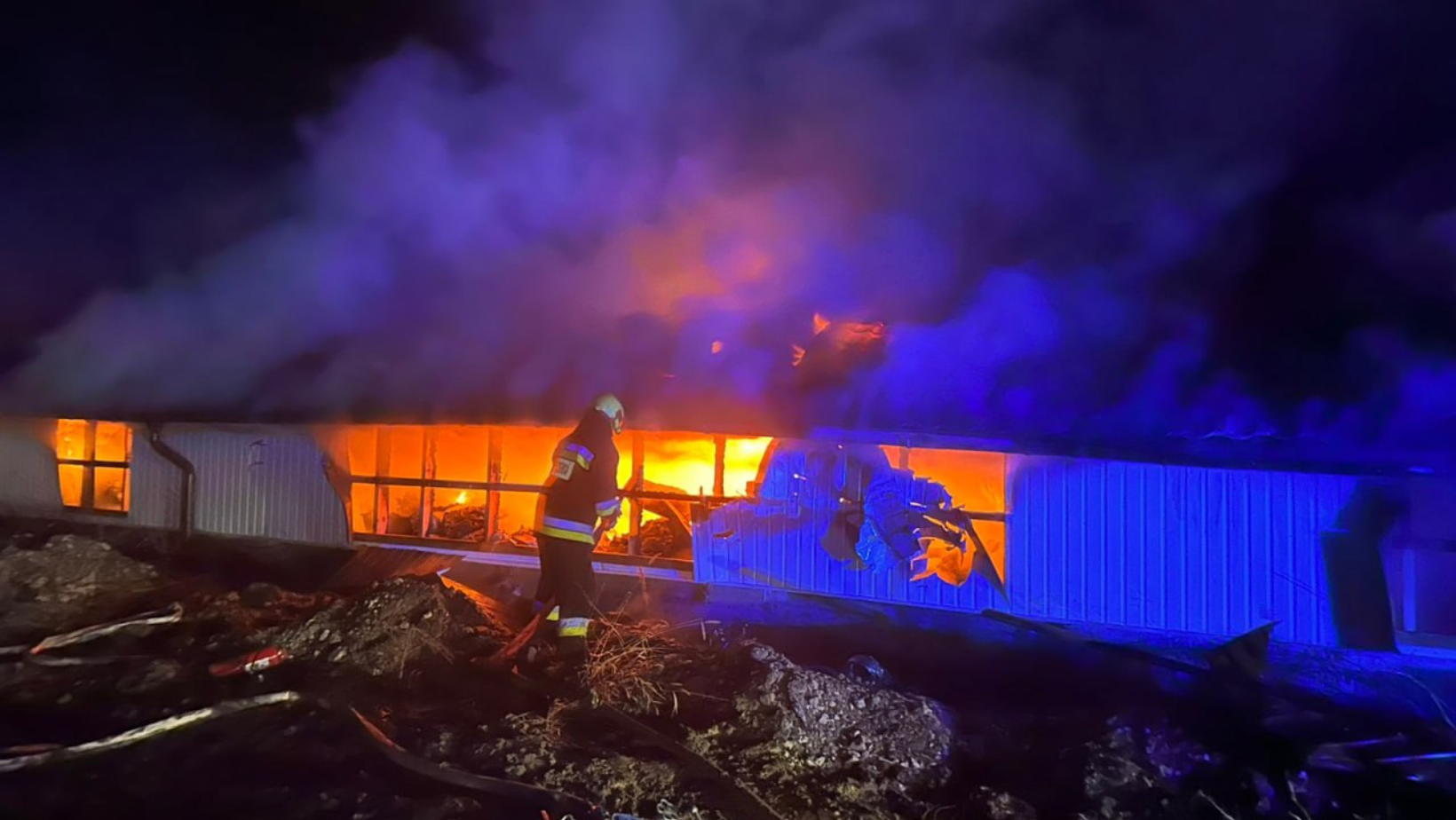 FOTO/ Incendiu la un centru creștin din raionul Hîncești. 30 de pompieri au luptat cu flăcările