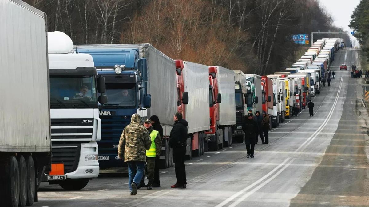 „Situația rămâne neschimbată”. Peste 2.000 de camioane rămân blocate la frontiera polono-ucraineană