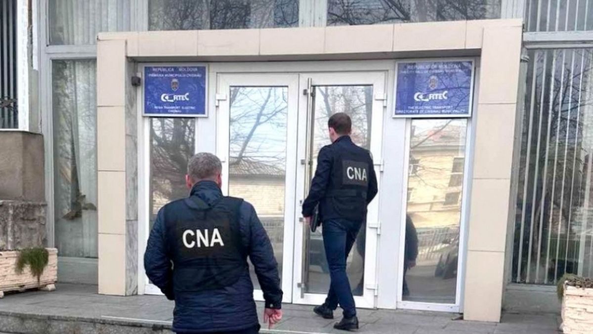 Percheziții la Regia Transport Electric Chișinău, într-un dosar de fraudare a achizițiilor publice. Detalii de la CNA