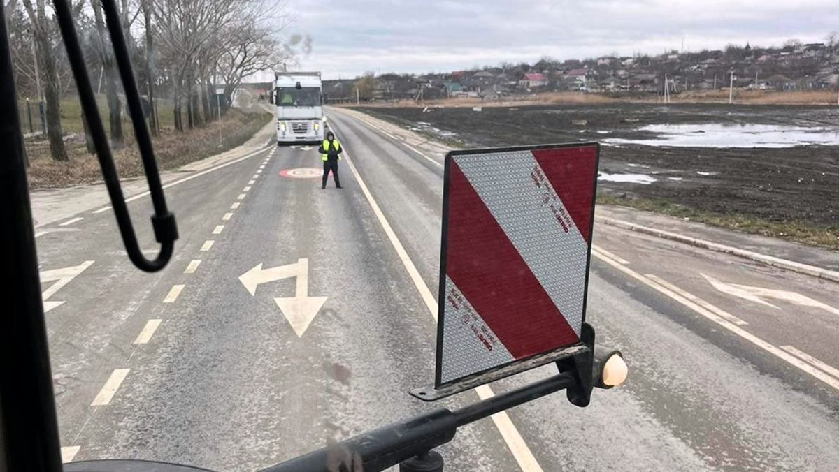 Mai multe drumuri din țară ar putea fi blocate de tractoare. Fermierii continuă protestele și joi