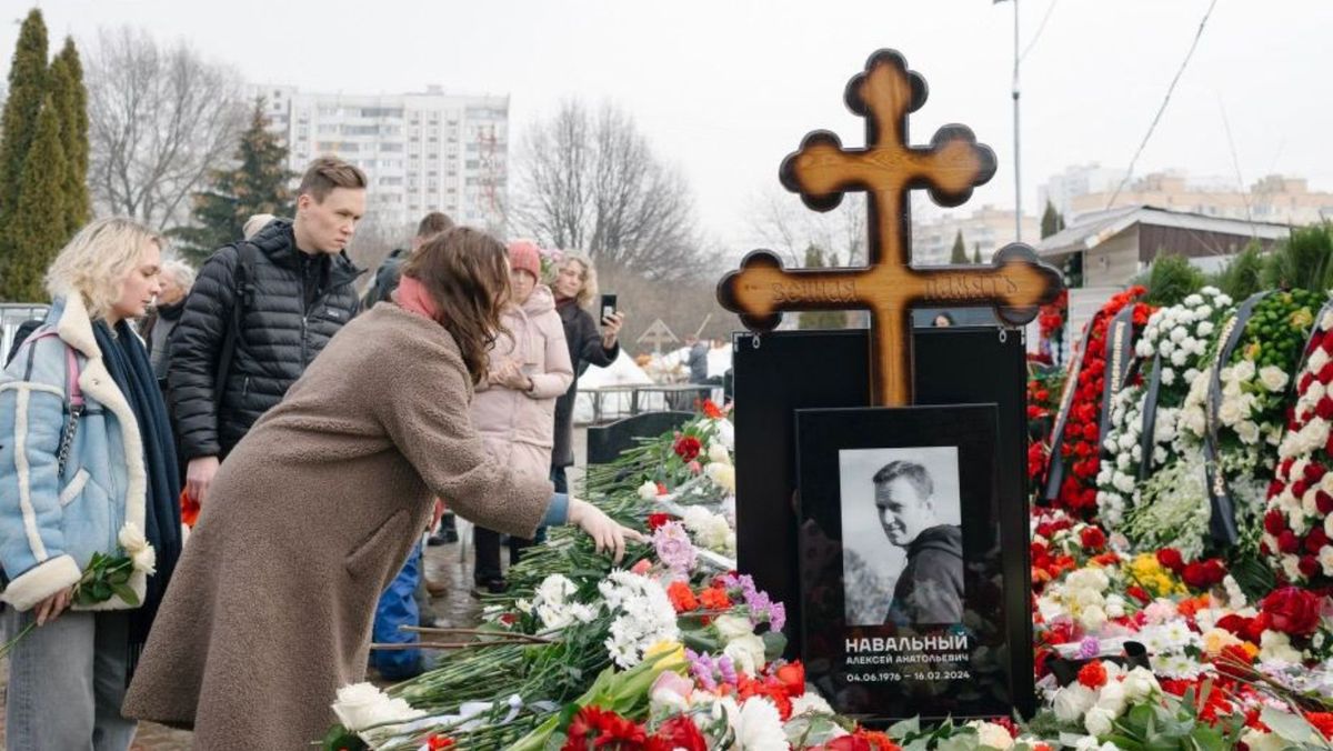 FOTO/ Rușii continuă să vină la cimitirul „Borisov” din Moscova pentru a lăsa flori la mormântul lui Navalnîi