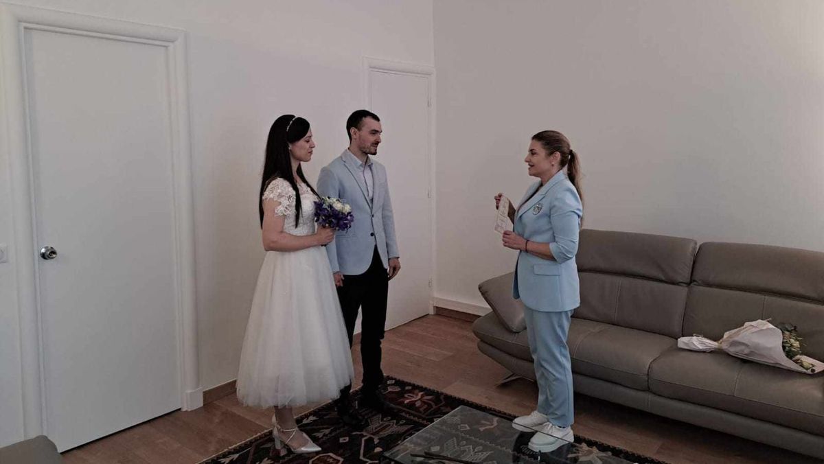 Opt cupluri de moldoveni și-au înregistrat căsătoriile la Ambasada R. Moldova în Franţa