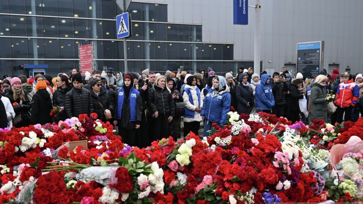 VIDEO/ Zi de doliu în Rusia după atacul terorist. Sute de oameni au adus flori la Crocus City Hall