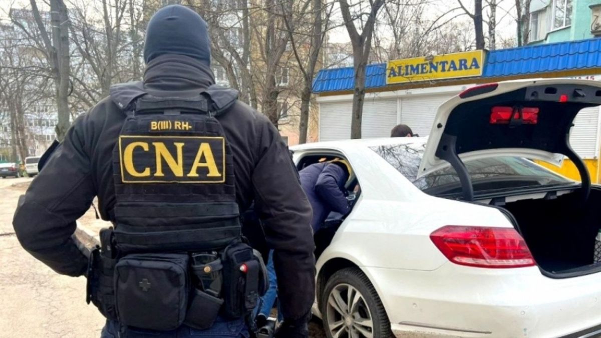 VIDEO/ Avocați, polițiști și un fost judecător al Curții Supreme de Justiție, vizați într-o schemă de corupție