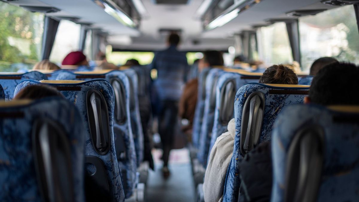UPDATE/ Autocarul cu moldoveni, inclusiv copii, lăsat să intre în Lituania. MAE: Își continuă drumul spre casă