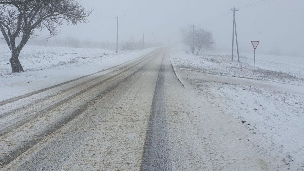 Meteorologii prognozează încă o zi cu lapoviță. Până la cât va urca mercurul în termometre joi