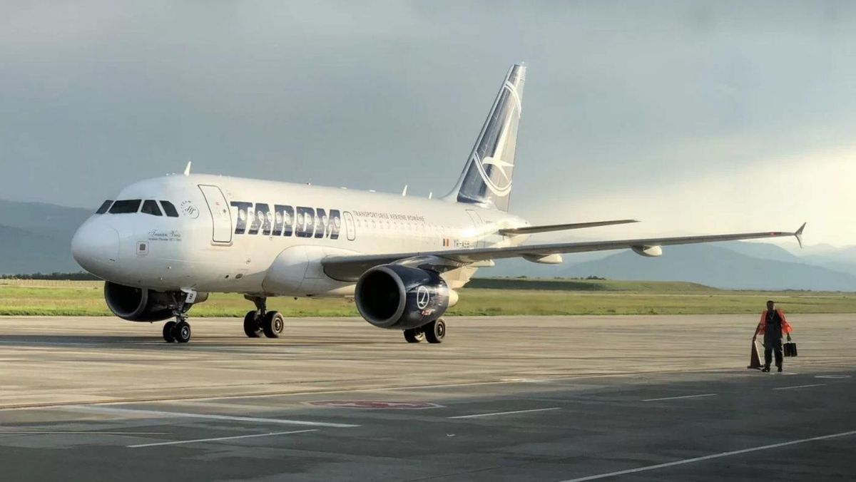 Un avion Tarom cu destinația Chișinău a fost lovit de fulger. Aeronava a revenit la București