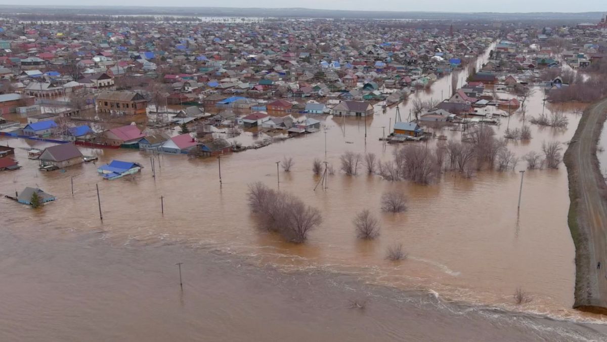 VIDEO/ Rusia: Mii de locuințe au fost inundate la Orsk, după ce a cedat barajul care proteja orașul de râul Ural