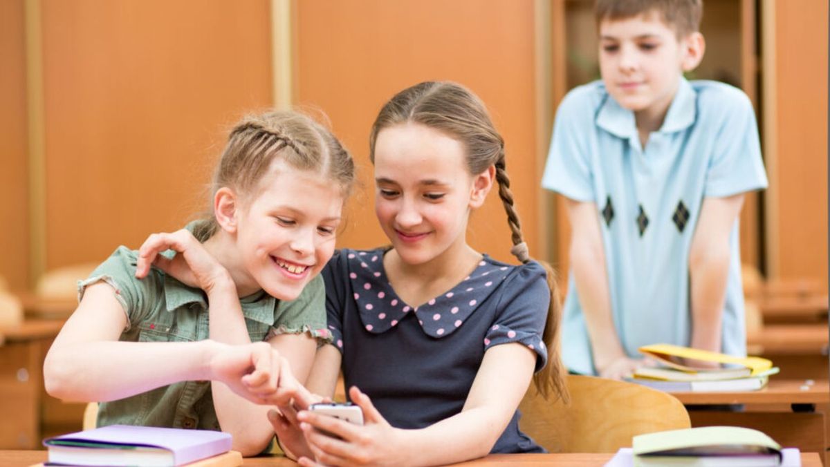 Telefoanele mobile ar putea fi interzise în școlile din R. Moldova. Ministerul Educației „va medita” pe acest subiect